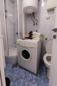 een wasmachine in een badkamer met toilet bij Tanja in Banja Luka