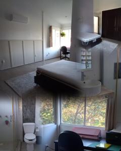 a room with a bed and a sink and a bathroom at Cuartos en el Fracccionamiento el Roble frente al balneario las Tortugas in El Arenal