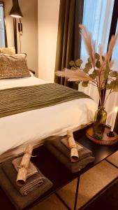 Un dormitorio con una cama con zapatos sobre una mesa. en The Fifth Quarters, Grade II Listed Apartment, The Lace Market, NG1, City Centre, Nottingham, Sleeps 4, en Nottingham