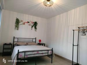 a bedroom with a bed with flowers on the wall at Charmante maison de campagne in Gouzeaucourt