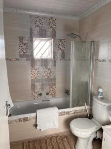 Et badeværelse på Self catering three bedroom