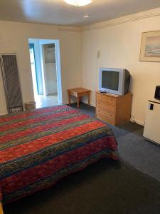 TV a/nebo společenská místnost v ubytování Tacoma Center Motel