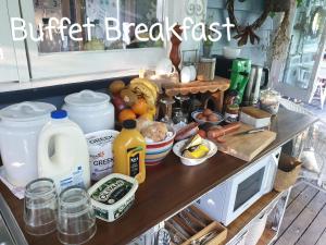 Pilihan sarapan tersedia untuk tetamu di Cabins on Tudor bed & breakfast