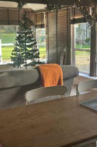 ein Wohnzimmer mit einem Weihnachtsbaum und einer Couch in der Unterkunft The Old Stables - Self Contained Cottage - Hot Tub and Pool in Salisbury