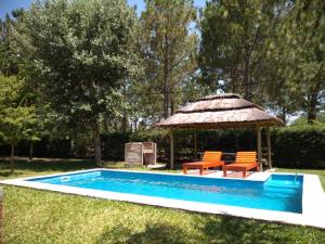 Bazén v ubytování Pinar de la costa nebo v jeho okolí