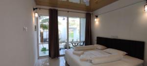 Postel nebo postele na pokoji v ubytování Vegas Thoddoo Maldives