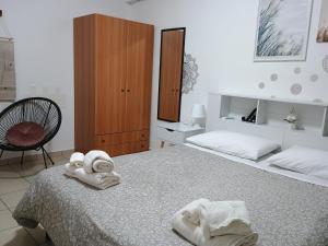 a bedroom with two towels on a bed at La villetta 2.0 in Rende