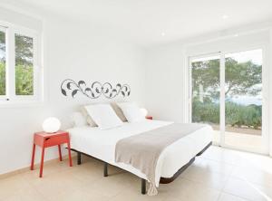 Postel nebo postele na pokoji v ubytování Villa Ses Abelles + 29 fotografií