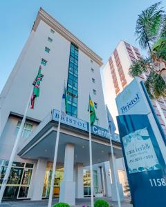a building with a flag in front of it at Bristol Centro Civico Curitiba in Curitiba