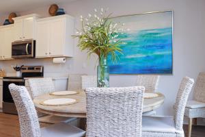 Η κουζίνα ή μικρή κουζίνα στο Coastal Oasis by Pristine Properties Vacation Rentals