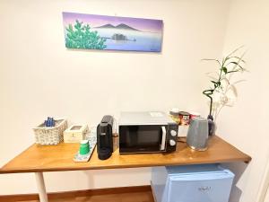 mesa con microondas y tostadora en Mamà Vesuvius Home, en Portici 2 fotos más