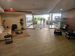 a living room with a lobby with a couch and tables at Cómodo departamento sector norte arriendo por dia Edificio Velas del norte 1 in Antofagasta