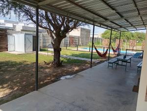 Ein Patio oder anderer Außenbereich in der Unterkunft CASA quinta ""LUZ AZUL"" con pileta, galeria, calefaccion , doble aire frío calor, WIFI