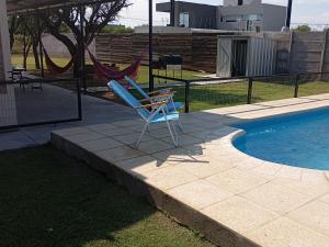 Der Swimmingpool an oder in der Nähe von CASA quinta ""LUZ AZUL"" con pileta, galeria, calefaccion , doble aire frío calor, WIFI