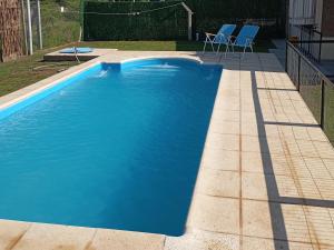 Der Swimmingpool an oder in der Nähe von CASA quinta ""LUZ AZUL"" con pileta, galeria, calefaccion , doble aire frío calor, WIFI