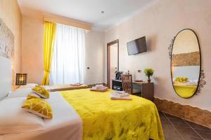 Postel nebo postele na pokoji v ubytování Alis Laura Guest House - Near Metro Bologna, Easy Access to All Rome