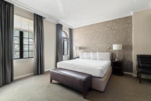 圣何塞Hotel de Anza by IHG的卧室里有一张白色的大床和一把椅子 更多92张照片