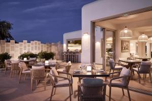 Reštaurácia alebo iné gastronomické zariadenie v ubytovaní Hotel Milos Sea Resort