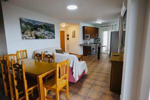 a kitchen and living room with a table and a dining room at Alojamiento Sierra Cazorla in La Iruela