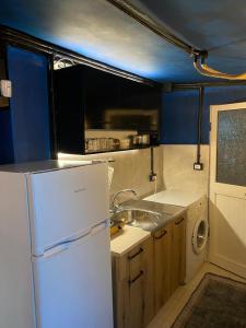 Kuchyň nebo kuchyňský kout v ubytování Albania Studio Apartament