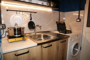 Kuchyň nebo kuchyňský kout v ubytování Albania Studio Apartament