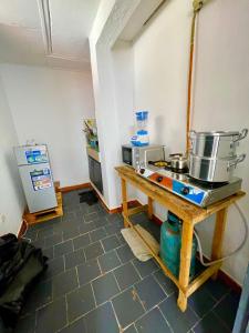 una cocina con una mesa con estufa y una placa de cocina en Appartement Grace, en Abiyán