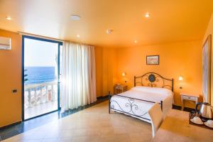 Postel nebo postele na pokoji v ubytování Hotel La Playa Blanca