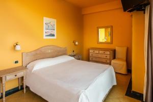 Postel nebo postele na pokoji v ubytování Hotel La Playa Blanca