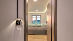 赫费尔霍夫Engelns-Inn的一间带床的小卧室,带窗户