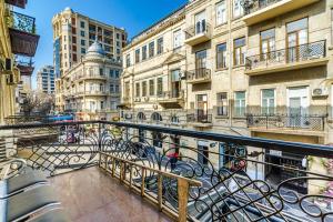 バクーにあるMalakan Nizami City Hotel Baku And Apartments Familyの一部の建物の隣に自転車を駐輪可能なバルコニーが付いています。