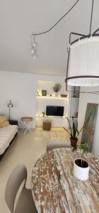 ein Wohnzimmer mit Tisch und Couch in der Unterkunft Excelente Departamento en Av. Del Libertador in Buenos Aires