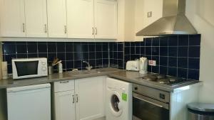A kitchen or kitchenette at Royal Mile Budget Apartments