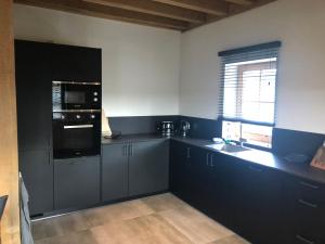 Kuchyň nebo kuchyňský kout v ubytování Le Chalet De Saint-Hubert