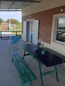 Ein Balkon oder eine Terrasse in der Unterkunft CASA quinta ""LUZ AZUL"" con pileta, galeria, calefaccion , doble aire frío calor, WIFI
