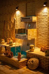 een kamer vol met allerlei soorten aardewerk bij Dar Othmen in Tozeur