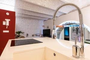 cocina con fregadero y espejo en Simon's House, en Trieste