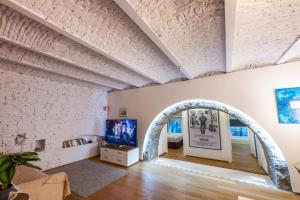 Un arco en una habitación con una pared de ladrillo blanco. en Simon's House, en Trieste