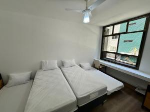 Postel nebo postele na pokoji v ubytování Frente Mar com garagem, Ar Condicionado e WI-FI grátis em Santos