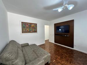 TV a/nebo společenská místnost v ubytování Frente Mar com garagem, Ar Condicionado e WI-FI grátis em Santos
