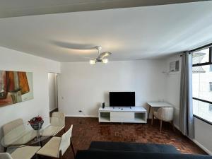 TV a/nebo společenská místnost v ubytování Frente Mar com garagem, Ar Condicionado e WI-FI grátis em Santos