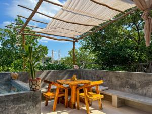 Balkoni atau teres di Apt 1-7 ppl, Starlink, Mini-pool & terrace