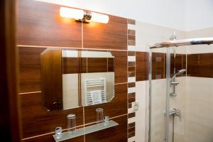 Ett badrum på Hotel Diana