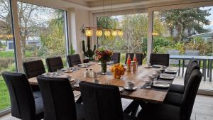 伯多兹Blütenlodge Bodensee的一间有桌椅和大窗户的餐厅