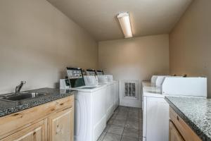 Η κουζίνα ή μικρή κουζίνα στο Quicksilver 1665 by SummitCove Lodging