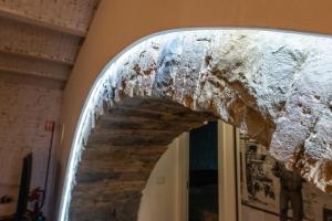 Un arco de piedra en un pasillo de un edificio. en Simon's House, en Trieste