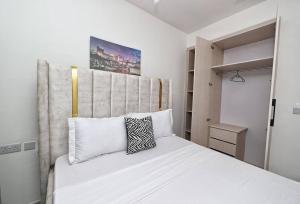 Katil atau katil-katil dalam bilik di Mombasa 2 BRM Modern Apartment Buxton Point +15 gambar