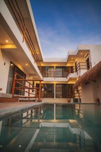 Bazén v ubytování La Familia Casa and Suites nebo v jeho okolí