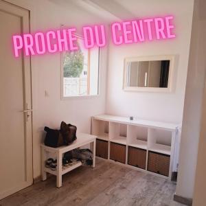 a pink sign that reads project do centre in a room at Ateka Dax in Dax +6 photos
