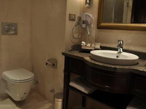 A bathroom at Crowne Plaza Istanbul Asia by IHG