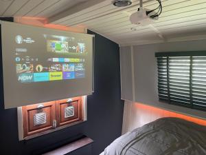 TV a/nebo společenská místnost v ubytování The Boat